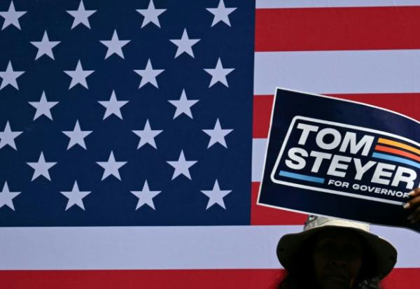 Des supporters de Tom Steyer, candidat démocrate à l’élection du gouverneur de Californie, brandissent des écriteaux le soutenant pendant l’un de ses discours de campagne à Los Angeles, le 31 mai 2026