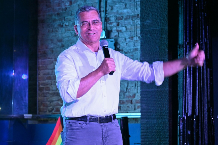 Xavier Becerra, candidat démocrate à l’élection du gouverneur de Californie, prend la parole lors d’un rassemblement pour mobiliser les électeurs à West Hollywood, le 28 mai 2026