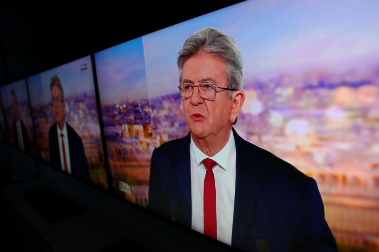 L'image du leader de LFI Jean-Luc Mélenchon affichée sur des écrans alors qu'il officialise sa candidature pour la présidentielle de 2027 sur le plateau de TF1, le 3 mai 2026