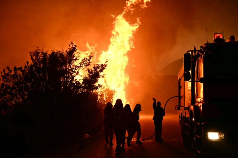 Des pompiers cherchent à éteindre un feu près de Patras, en Grèce, le 13 août 2025