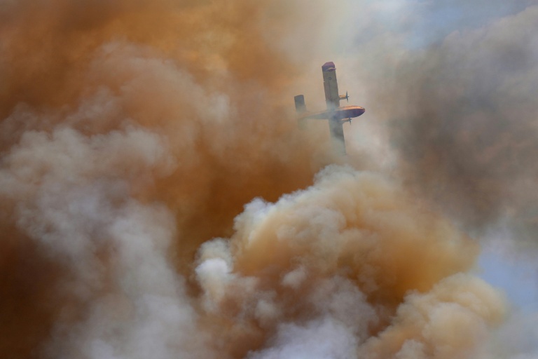 Un avion tente de combattre l'incendie près du village d'Abejera, dans la province de Zamora en Espagne, le 13 août 2025