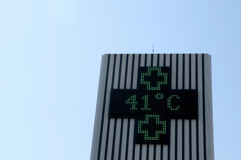 41 degrés celsius affichés sur l'enseigne d'une pharmacie à Bordeaux le 17 juin 2026