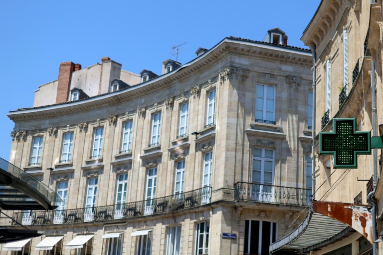 Une pharmacie affiche 30 degrés Celsius à Bordeaux le 17 juin 2026 au début d'une vague de chaleur