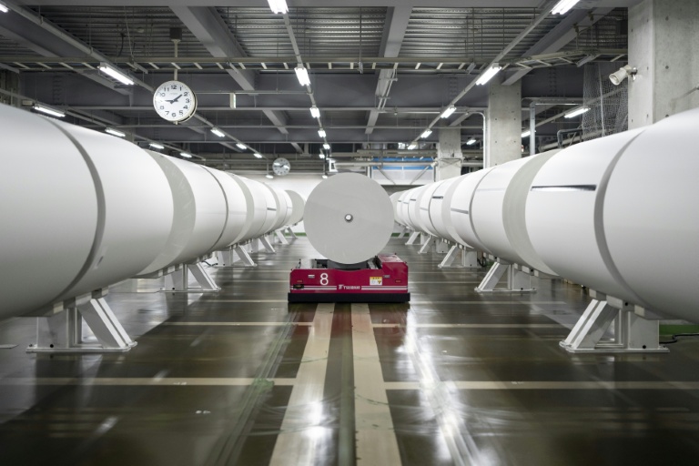 Un robot transporte un rouleau de papier à l'imprimerie Kyoto Shimbun de Kumiyama, dans la préfecture de Kyoto, le 19 mars 2026 au Japon