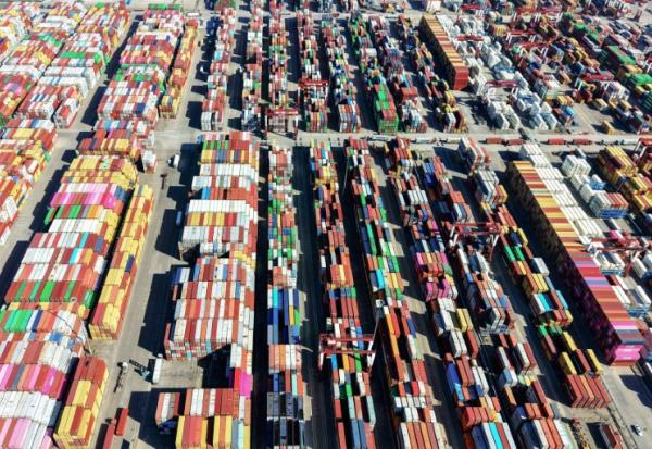 Vue aérienne du port de Qingdao, dans la province du Shandong, dans  l'est de la Chine, le 3 novembre 2025