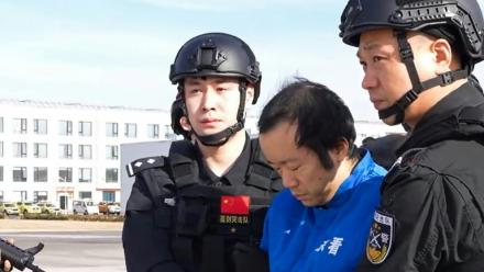 Capture d'une vidéo diffusée le 8 janvier 2026 par le ministère chinois de la Sécurité publique montrant l'arrivée à Pékin de Chen Zhi, patron d'un puissant conglomérat cambodgien accusé de cybercriminalité