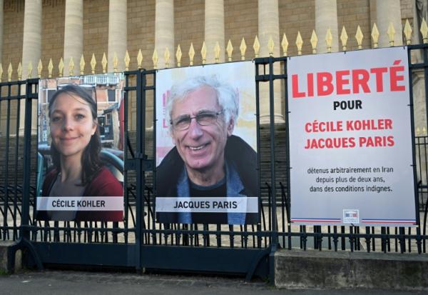 Les portraits de Cécile Kohler et Jacques Paris devant l'Assemblée nationale, à Paris, le 25 mars 2025
