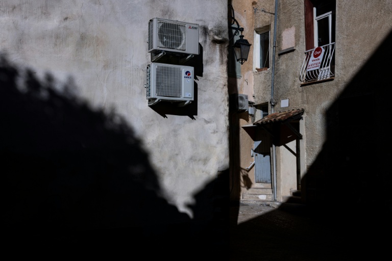 Des moteurs de climatisation dans une rue à Manosque (Alpes-de-Haute-Provence), le 29 septembre 2024