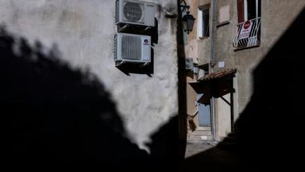 Des moteurs de climatisation dans une rue à Manosque (Alpes-de-Haute-Provence), le 29 septembre 2024