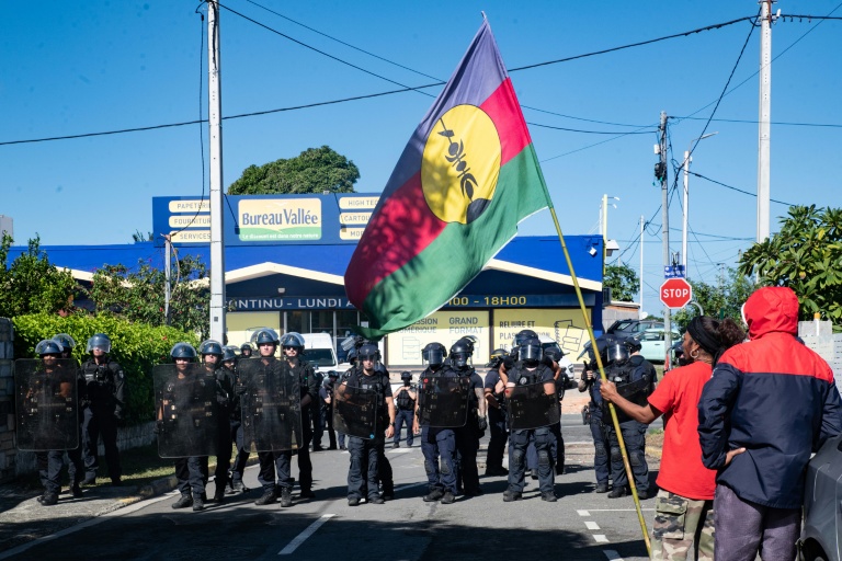Des manifestants calédoniens indépendantistes font face à des gendarmes devant le siège de l'Union calédonienne  à Nouméa, le 19 juin 2024 
