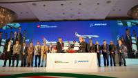 Photo diffusée par Biman Bangladesh Airlines montrant le PDG de compagnie aérienne, Kaizer Sohel Ahmed (g), et le vice-président de Boeing, Paul Righi (d), échangeant des documents après la signature d'un accord à Dacca, le 30 avril 2026 au Bangladesh