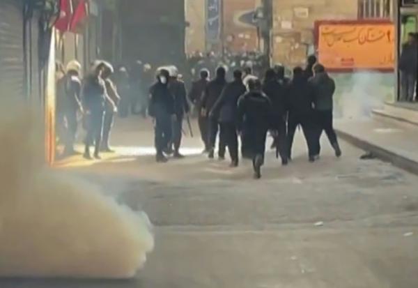 Cette capture d'une video UGC diffusée sur les réseaux sociaux montre des forces de l'ordre iraniennes dispersant des manifestants dans le Grand bazar de Téhéran le 6 janvier 2006