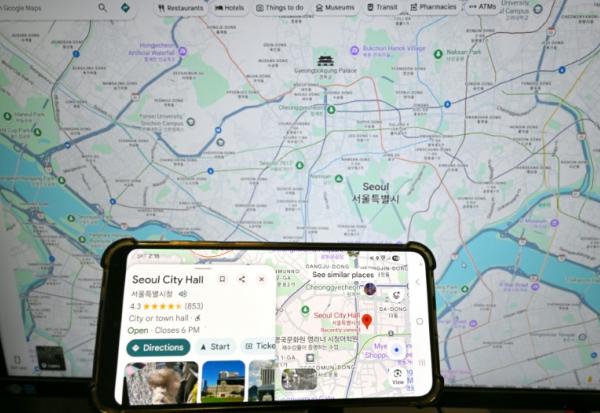 Une recherche Google Maps de l'hôtel de ville de Séoul sur un écran de smartphone et une page web Google Maps présentant une carte de Séoul, le 27 février 2026