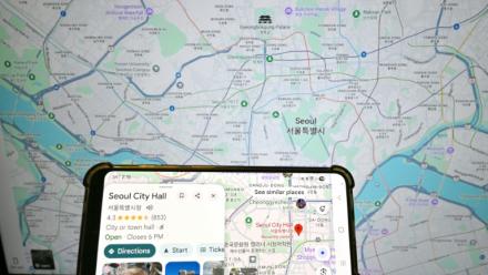 Une recherche Google Maps de l'hôtel de ville de Séoul sur un écran de smartphone et une page web Google Maps présentant une carte de Séoul, le 27 février 2026