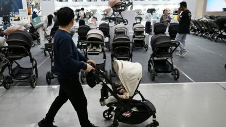 Un homme avec sa poussette dans une allée d'un salon de l'enfant, le 30 avril 2026 à Séoul 