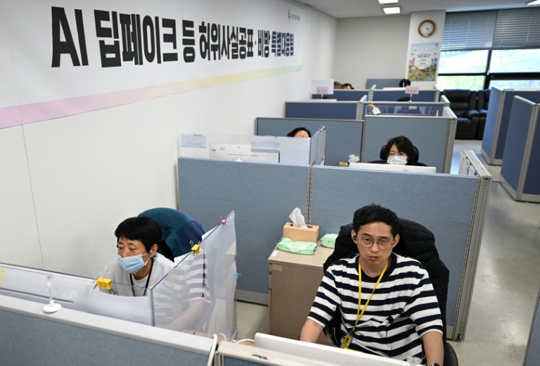 Des employés à la recherche de contenus générés par intelligence artificielle sur les réseaux sociaux lors des campagnes électorales, au siège de la Commission nationale électorale (NEC) à Gwacheon, en Corée du Sud, le 16 avril 2026 
