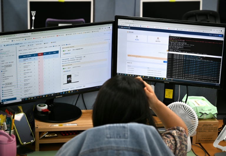 Une employée à la recherche de contenus générés par intelligence artificielle sur les réseaux sociaux lors des campagnes électorales, au siège de la Commission nationale électorale (NEC) à Gwacheon, en Corée du Sud, le 16 avril 2026 