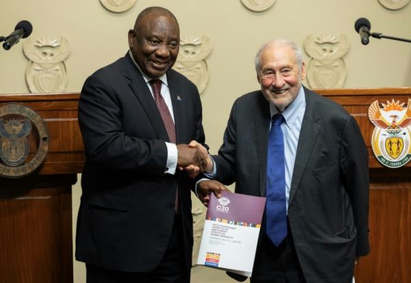 Le prix Nobel d'économie Joseph Stiglitz remet au président sud-africain Cyril Ramaphosa un rapport sur la "crise des inégalités", au Cap en Afrique du Sud le 4 novembre 2025