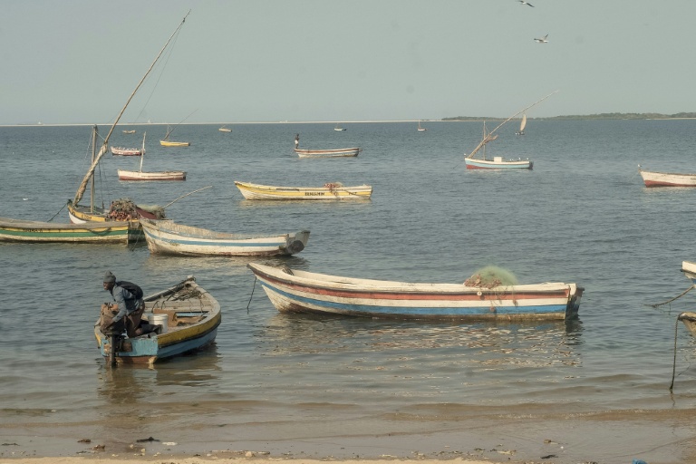 Des bateaux de pêche sur la Costa do Sol à Maputo, le 28 mai 2026 au Mozambique