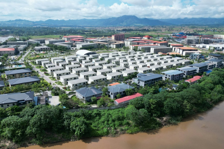 Le complexe KK Park dans le canton de Myawaddy en Birmanie, depuis le district de Mae Sot en Thaïlande, le 17 septembre 2025