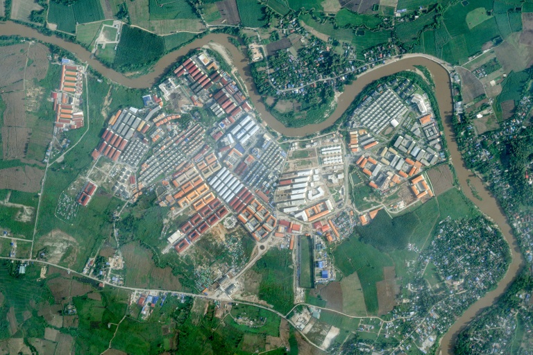 Photo satellite fournie par Planet Labs PBC, prise le 18 septembre 2025 et reçue le 30 septembre 2025, qui montre le complexe KK Park dans le canton oriental de Myawaddy en Birmanie, le long de la rivière frontalière Moei, face au district de Mae Sot (en haut et à droite) en Thaïlande