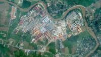 Photo satellite fournie par Planet Labs PBC, prise le 18 septembre 2025 et reçue le 30 septembre 2025, qui montre le complexe KK Park dans le canton oriental de Myawaddy en Birmanie, le long de la rivière frontalière Moei, face au district de Mae Sot (en haut et à droite) en Thaïlande