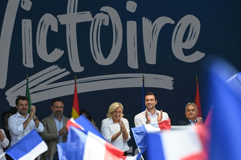 De droite à gauche : Viktor Orban, alors Premier ministre hongrois; Jordan Bardella et Marine Le Pen; le leader du parti d'extrême droite espagnol Vox Santiago Abascal et le ministre italien des Transports, Matteo Sal, le 9 juin 2025 à Mormant-sur-Vernisson (Loiret)