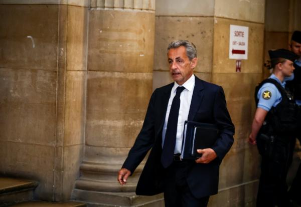 Nicolas Sarkozy arrive à son son procès en appel au Palais de justice de Paris, le 26 mai 2026