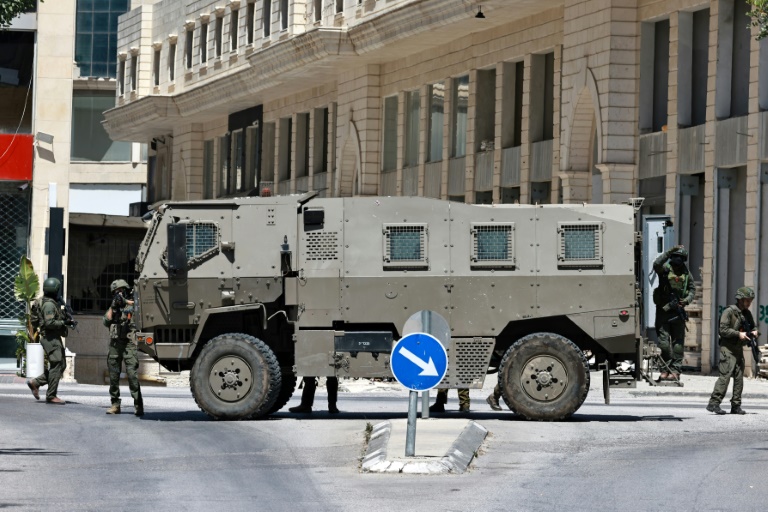 Des soldats de l'armée israélienne en position dans une rue de amallah, en Cisjordanie occupée, le 27 mai 2025