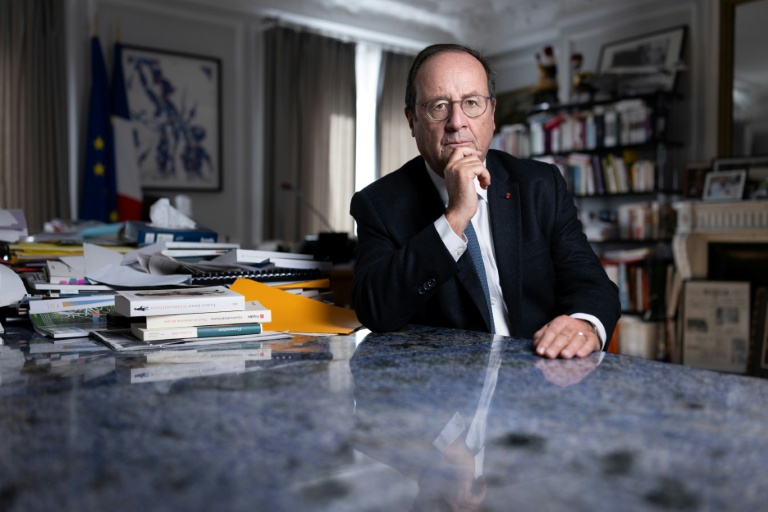 L'ancien président François Hollande dans son bureau à Paris, le 24 octobre 2025