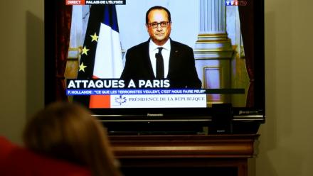 Le président François Hollande s'adresse à la nation lors d'une intervention télévisée depuis l'Elysée, alors que des attentats frappent Saint-Denis et Paris, le 13 novembre 2015