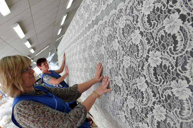 Deux employées de la société Solstiss, à Caudry, travaillent le 3 mai 2011 sur une pièce de dentelle
