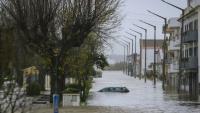 Une voiture submergée dans une rue inondée d'Alcacer do Sal lors de la Dépression Leonardo, le 4 février 2026 dans le sud du Portugal