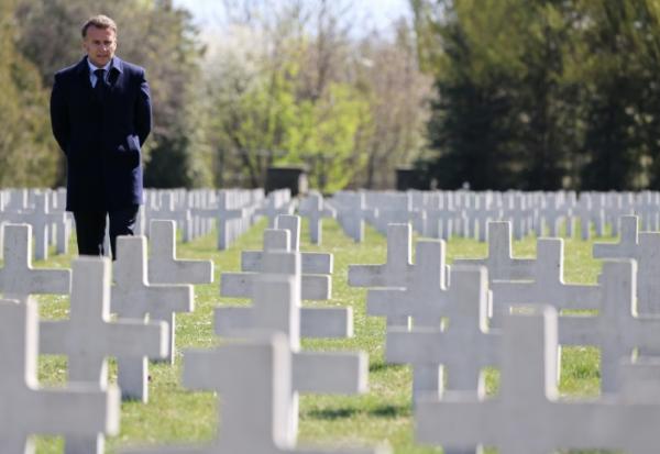 Le président français Emmanuel Macron au cimetière militaire français de Gdansk lors d'une visite en Pologne, le 20 avril 2026