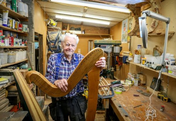 Noel Anderson, 89 ans, pose dans son atelier de fabrication de harpes, le 29 septembre 2025 à Strabane, en Irlande du Nord