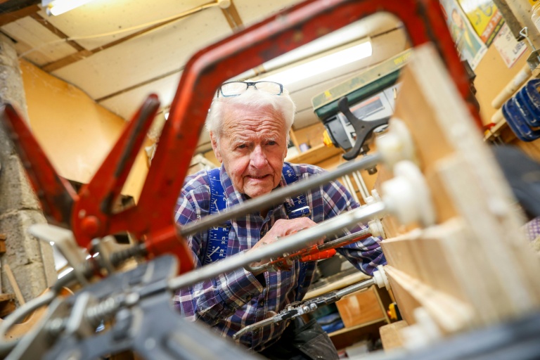 Noel Anderson, 89 ans, travaille dans son atelier de fabrication de harpes, le 29 septembre 2025 à Strabane, en Irlande du Nord