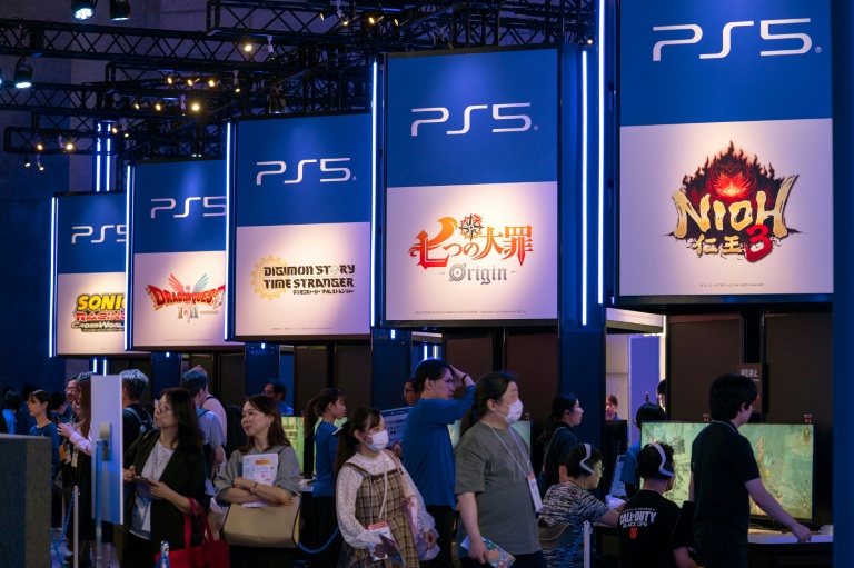 Des visiteurs devant le stand PlayStation de Sony avant le début du salon du jeu vidéo de Tokyo, le 25 septembre 2025 à Chiba, au Japon