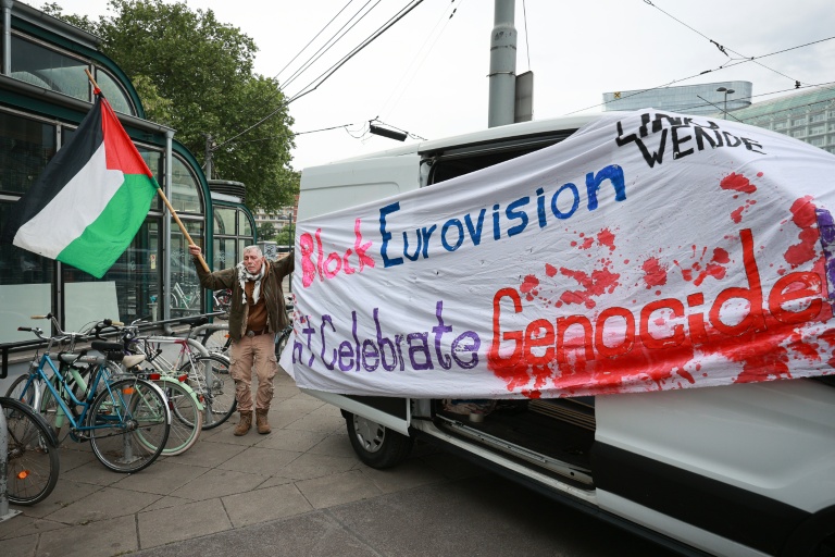 Des militants propalestiniens protestant contre la participation d'Israël à la demi-finale de l'Eurovision le 12 mai 2026.