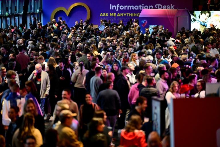 Des spectateurs et des fans lors de la demi-finale de l'Eurovision à Vienne, en Autriche, le 12 mai 2026. 