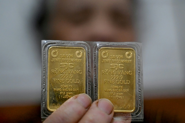 Une femme présentant deux taëls d'or (75g) à Hanoï, au Vietnam, le 27 janvier 2026