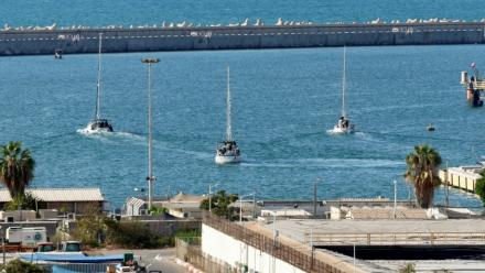 Des bateaux de la flottille pour Gaza interceptés par les forces navales israéliennes, arrivent dans le port d'Ashdod, dans le sud d'Israël, le 2 octobre 2025