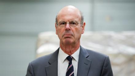 Le ministre de l'Economie Eric Lombard dans un entrepôt à l'aéroport de Roissy-Charles de Gaulle, le 29 avril 2025 au nord de Paris