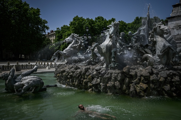 Un homme se rafraîchit dans le bassin de la fontaine des Girondins, sur la place des Quinconces, à Bordeaux, en Gironde, le 22 juin 2026