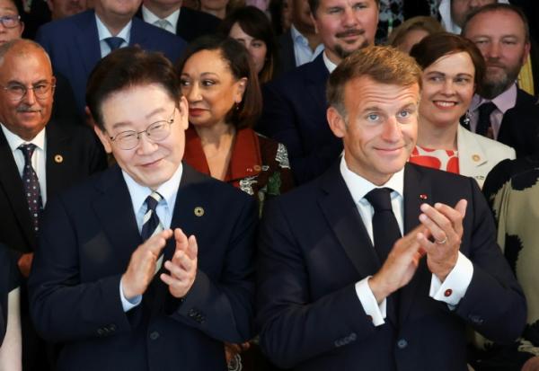 Le président sud-coréen Lee Jae-myung (g) et le président Emmanuel Macron lors de l'ouverture du "Sommet Lumière" consacré à l'avenir du cinéma, à la Fondation Maeght de Saint-Paul-de-Vence, le 7 septembre 2026 dans les Alpes-Maritimes