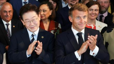 Le président sud-coréen Lee Jae-myung (g) et le président Emmanuel Macron lors de l'ouverture du "Sommet Lumière" consacré à l'avenir du cinéma, à la Fondation Maeght de Saint-Paul-de-Vence, le 7 septembre 2026 dans les Alpes-Maritimes