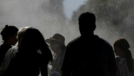 Des personnes sous un système de rafraichissement pendant la canicule à Strasbourg, le 20 juin 2026