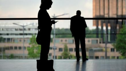 Le texte prévoit que les entreprises précisent le salaire dans leurs offres d'emploi et que les salariés puissent connaître le niveau de rémunération de leurs collègues à postes équivalents