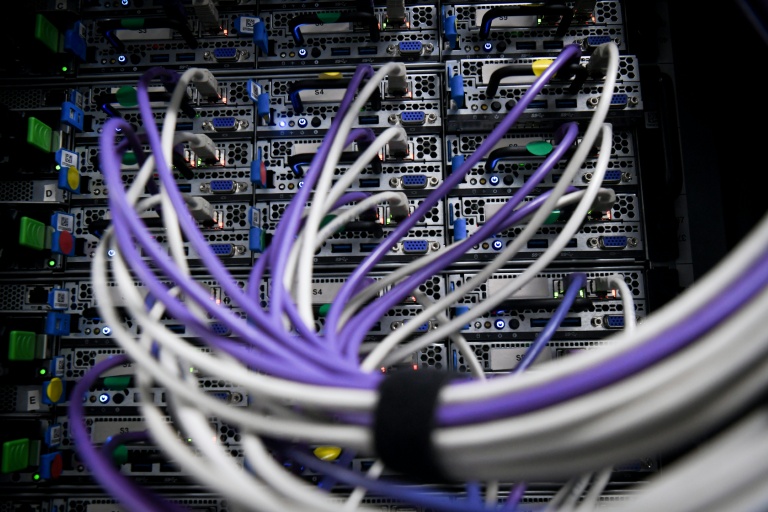Câbles et serveurs dans une salle du data center Scaleway à Saint-Ouen-l'Aumône (Val-d'Oise)