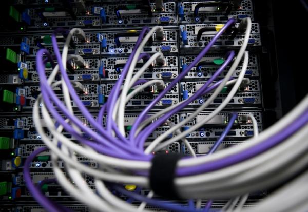 Câbles et serveurs dans une salle du data center Scaleway à Saint-Ouen-l'Aumône (Val-d'Oise)