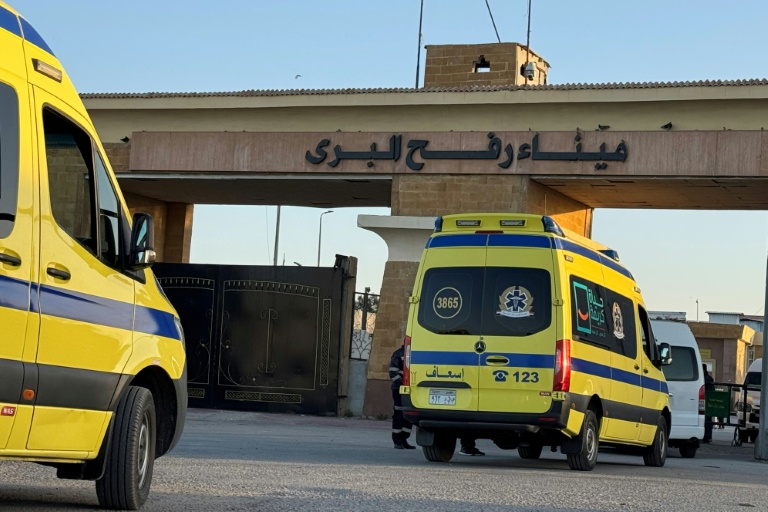 Des ambulances attendent du côté égyptien du point de passage frontalier de Rafah avec la bande de Gaza, au premier jour de l'évacuation d'une cinqquantaine de Palestiniens, le 2 février 2026 dans le nord-est de l'Egypte
